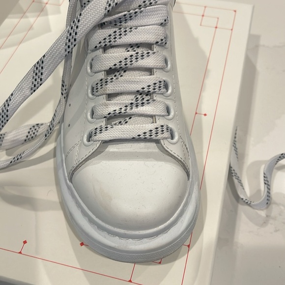 Alexander McQueen Larry Sneaker - Picture 6 of 10